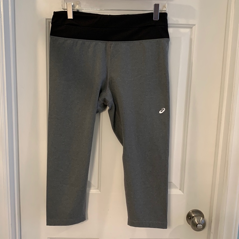 Black and grey running capri pants
